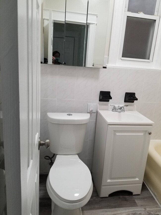 Foto del edificio - 244 E 196th St