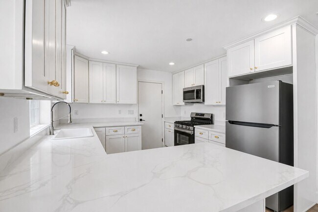 Building Photo - 16385 Valencia Ave