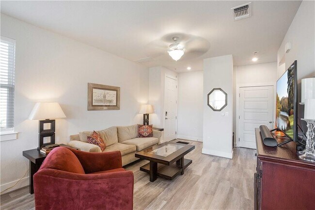 Foto del edificio - 7500 Burnham Pl