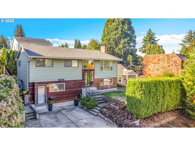 Building Photo - 8325 SW Terwilliger Blvd