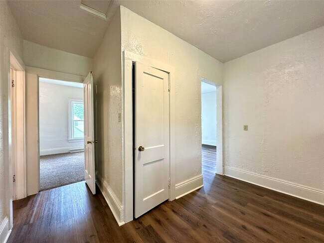 Building Photo - 336 Meadville St