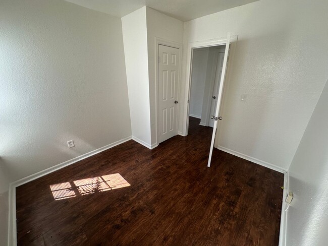Foto del edificio - 8114 S Hoover St