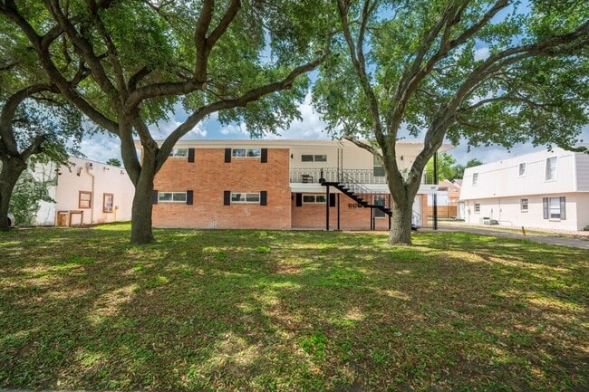 Building Photo - 1107 Shasta Ave W