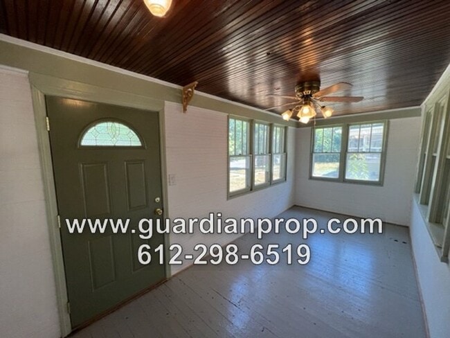 Foto del edificio - Merriam Park House Available Now, HW Floor...