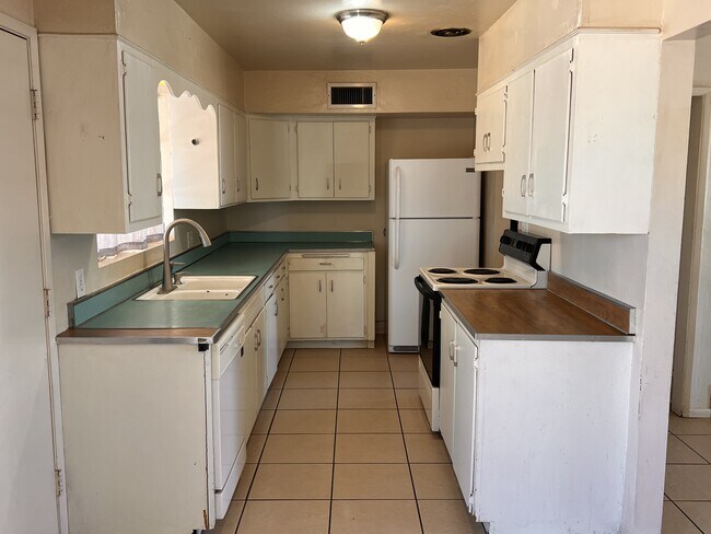 Building Photo - 1010 S Lehigh Dr