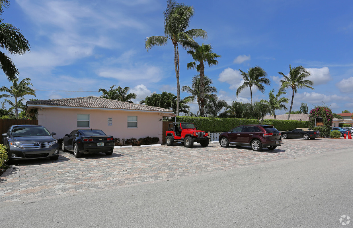 Primary Photo - Villa Sun Ray Condominiums