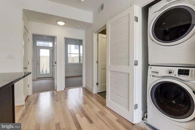 Foto del edificio - 729 Hobart Pl NW
