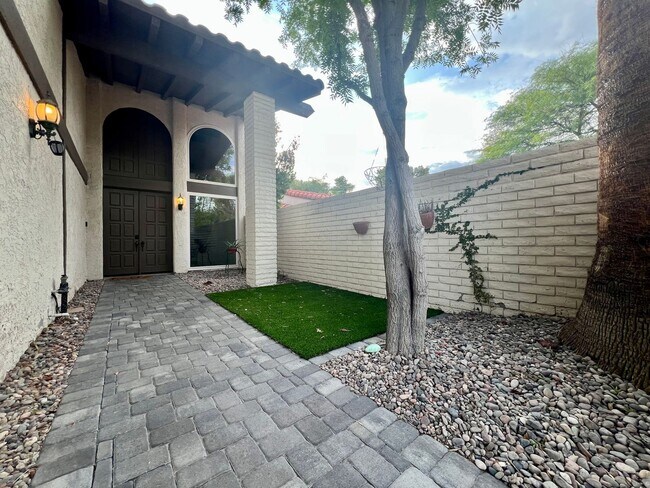 Building Photo - Hidden gem in the heart of Las Vegas