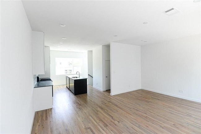Foto del edificio - 427 W 10th St