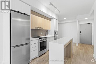 Building Photo - 5105-5105 Hurontario St