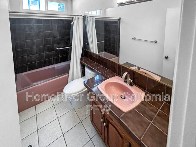 Foto del edificio - 31569 Lindero Canyon Rd
