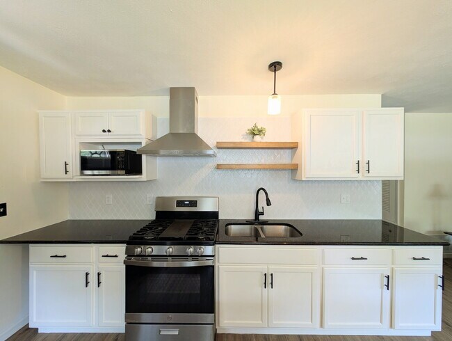 Foto del edificio - Fully Renovated 3BR/2BA, Fenced Yard, Pet-Friendly — Minutes to Fort Benning — Lawn Care, Pest Co...
