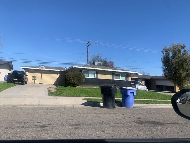 Building Photo - 3 BR 2 BA Available Now