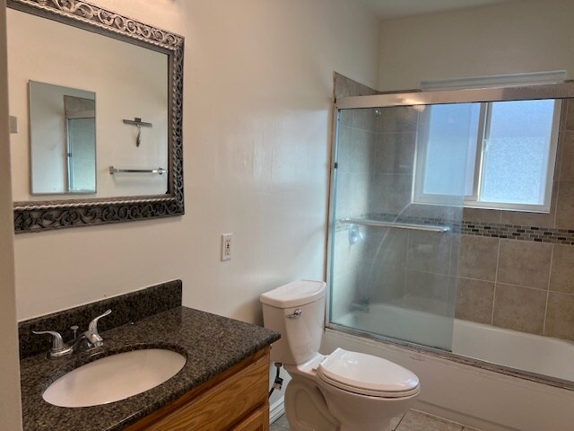 Baño del pasillo - 5851 Woodman Ave