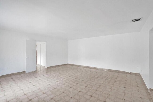 Building Photo - 3 bedroom in Hollywood FL 33024