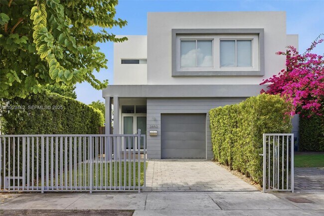 Building Photo - 2852 SW 32nd Ct