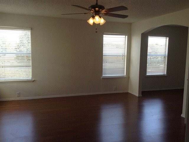 Foto del edificio - 1300 Springcreek Drive