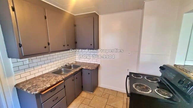 Building Photo - 2 Bedroom Home in Emerson-Garfield Availab...