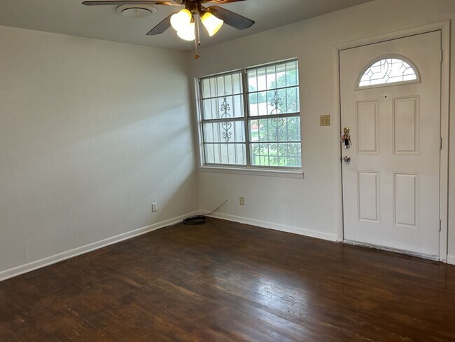Foto del edificio - 3312 Lake Travis Ave
