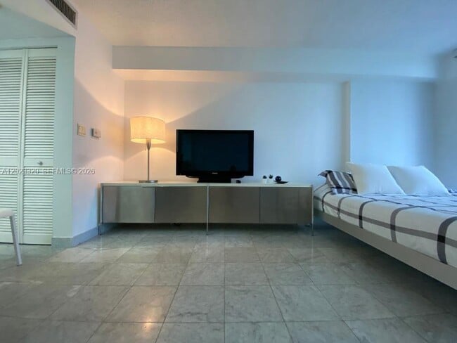 Building Photo - 540 Brickell Key Dr