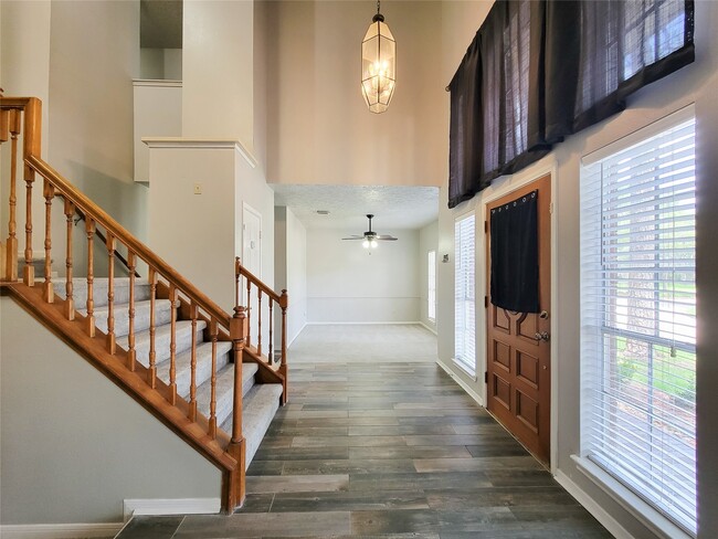 Foto del edificio - 8502 Canyon Pine Dr