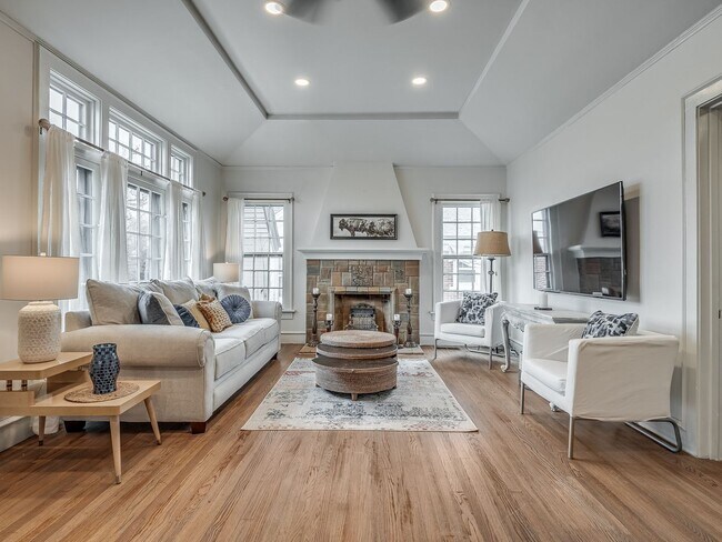 Foto del edificio - Stylish & Fully Furnished Home in the Hear...