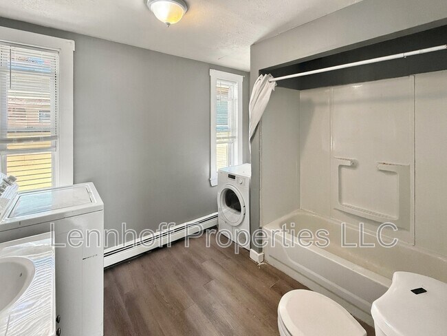 Building Photo - 142 Jewett St