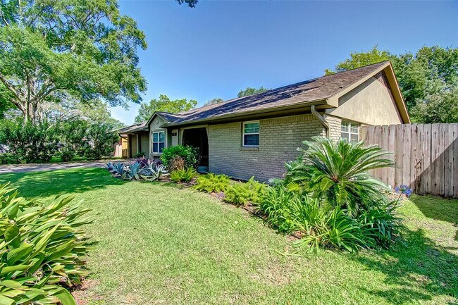 Foto del edificio - 9638 Meadowglen Ln