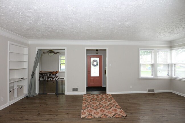 Building Photo - Spacious 2 Bedroom Indianapolis Home!