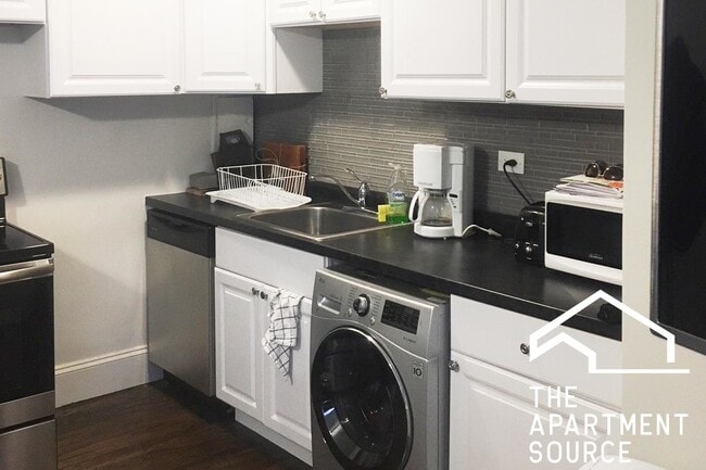 Building Photo - 3345 N Marshfield Ave