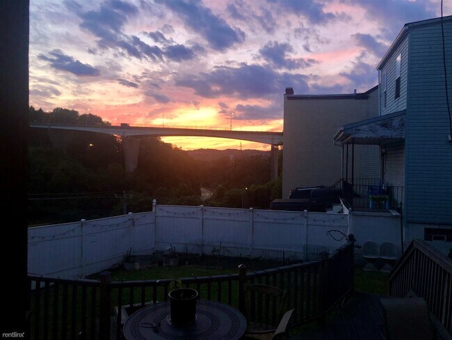 Foto del edificio - 2 br, 1 bath Triplex - 460 Taylor St Apt 2