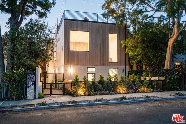 Foto del edificio - 609 Broadway St