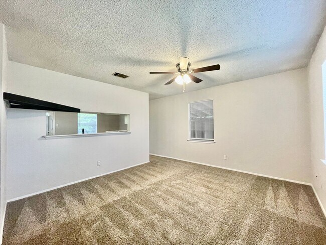 Foto del edificio - 2 Bedroom, 1 Bathroom home + Large Yard and Carport