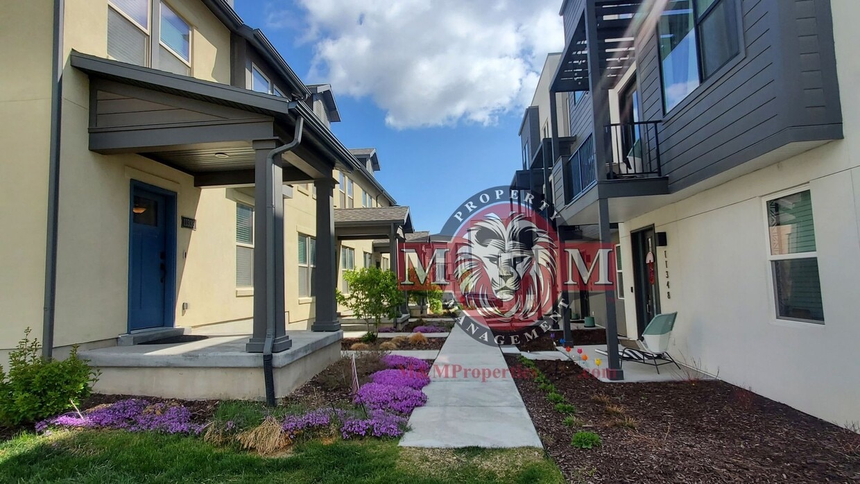 Great 3 Bd 2 Ba Townhome 2 Car Garage - Great 3 Bd 2 Ba Townhome 2 Car Garage