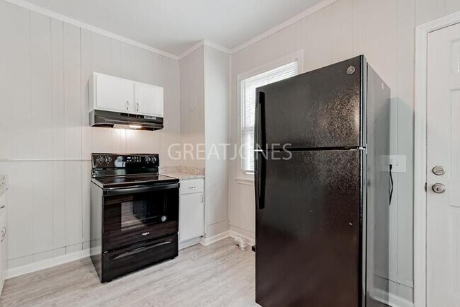 Building Photo - REDUCED! - Move In on or Before August 31s...