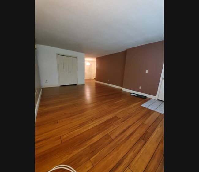 Sala de estar - 812 Springbrook Cir