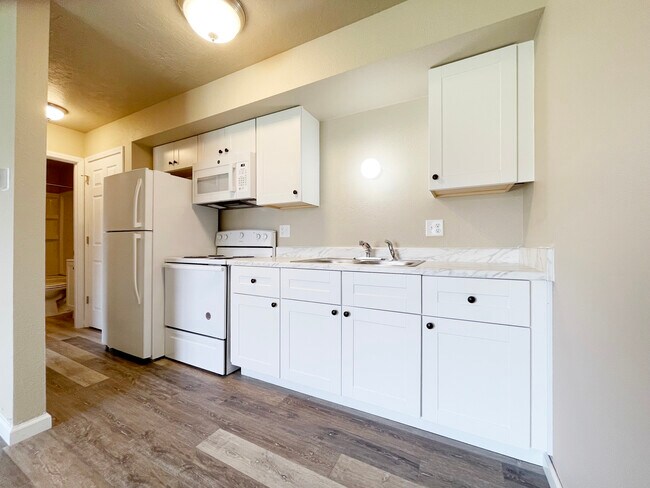 Building Photo - Royal Suites