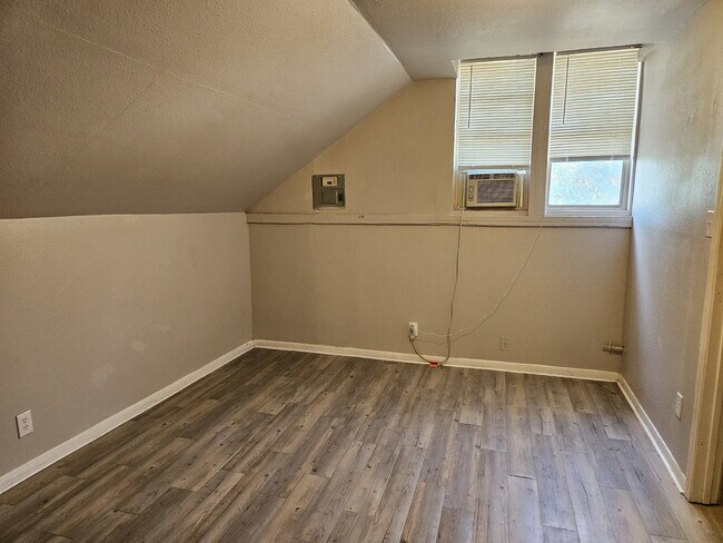 Building Photo - Second Floor Apartment Close to Woodlawn Park