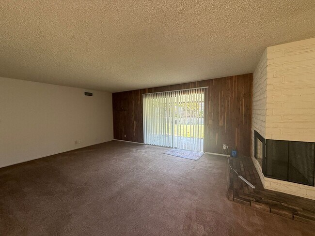 Building Photo - 3 bed, 2 bath single story home in central...