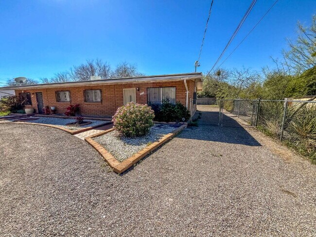 Foto del edificio - 1239 N Alamo Ave