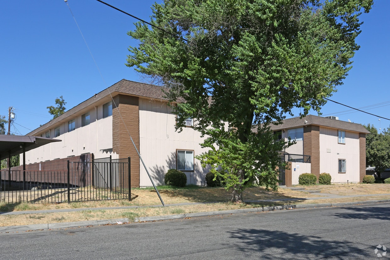 Building Photo - 2029 E Pontiac Way