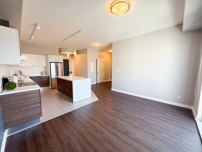 Building Photo - 347 Hyland Dr