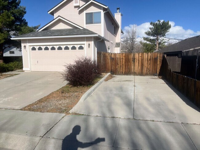 Building Photo - Spacious Sunridge home