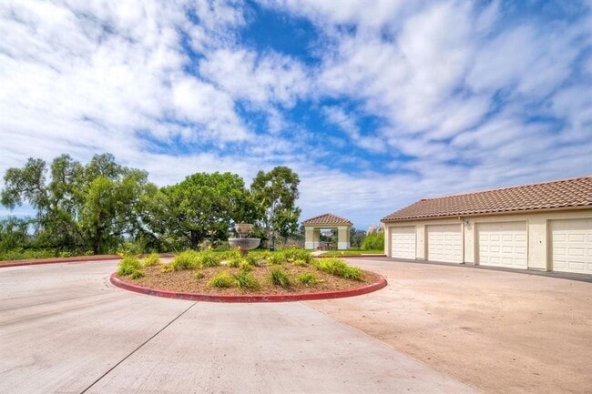 Foto del edificio - Updated Lower Level Condo in gated Vista Way Village!