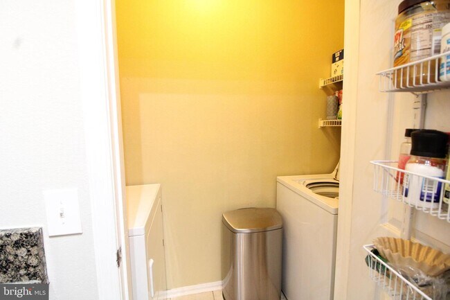 Foto del edificio - 1570 Spring Gate Dr.