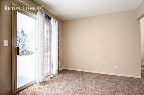 Building Photo - Stylish 3-bedroom Townhouse in Blue Valley...