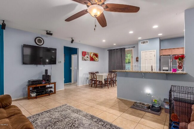 Foto del edificio - 18247 W Carol Ave