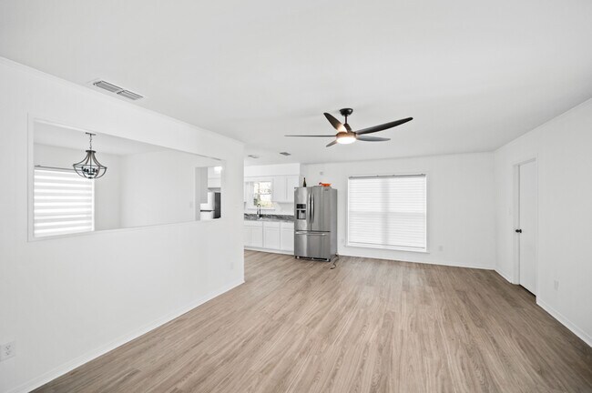 Building Photo - 9850 Sky Vista Dr