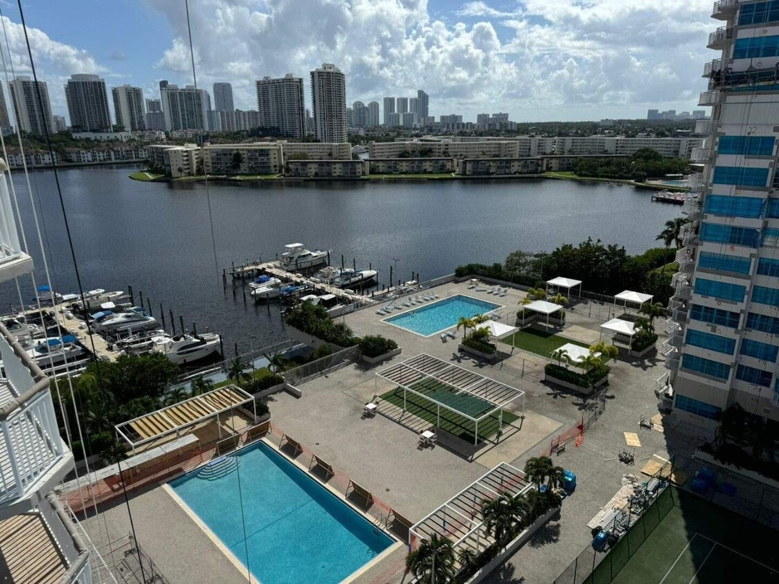 Primary Photo - 18061 Biscayne Blvd