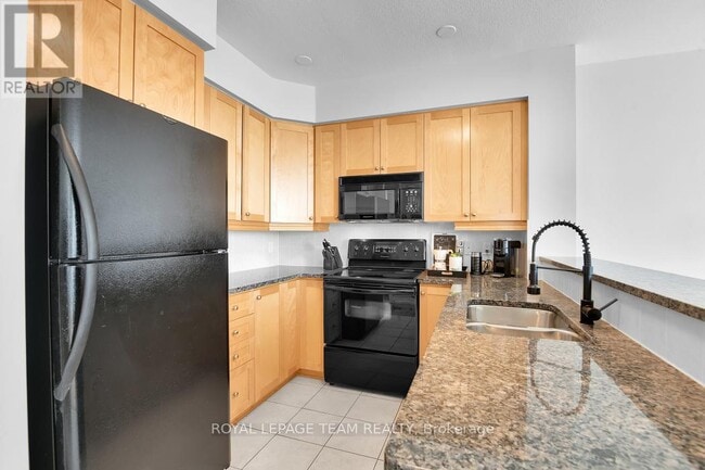 Building Photo - 570-570 Laurier Ave W